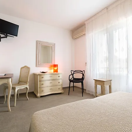 ホテル Cala Di L'oru LʼÎle-Rousse