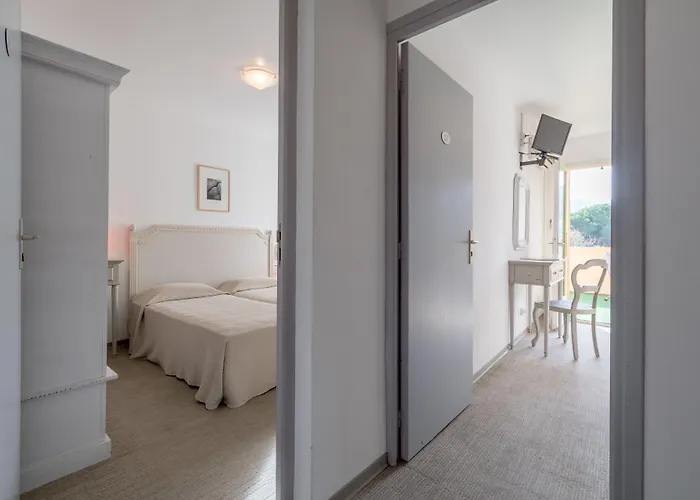 Cala Di L'oru LʼÎle-Rousse